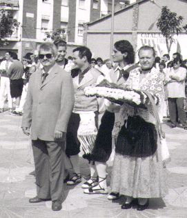 L'alcalde Joan Montsech fent l'ofrena institucional 