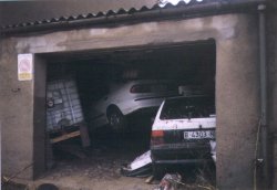 Els cotxes que hi havia als garatges dels carrers Clot del Tufau i Lleida no es van salvar de la rierada