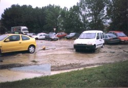 Els cotxes que hi havia al concessionari de la Renault van quedar escampats per la carretera