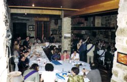 Alumnes i professors de segon de batxillerat s'ho van passar d'all� m�s b� en el sopar de fi de curs
