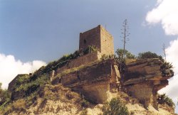 Els materials sedimentaris que formen el tur de Castellet serosionen amb gran facilitat. El que s un problema per la torre de lantic castell s tamb el causant de les Muntanyes Russes.