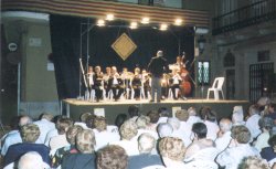 actuaci� de la cobla Ciutat de Cornell� a la pla�a de l�Ajuntament el passat 30 de juliol