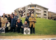 Membres de l�Agrupaci� de Sardanista darrera de la placa amb el nom de Sant Vicen� que hi ha a la pla�a de la Sardana de Manlleu