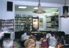 Enric Ort� fent una demostraci� durant la seva confer�ncia sobre la tenora a la Biblioteca de Sant Vicen�