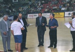 Lliurament de plaques en agra�ment a la col�laboraci� que va fer possible el partit