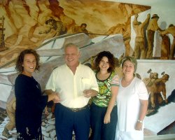 Anna Gasulla, directora de finances del CFI Bages Sud lliura un tal� amb l'import de la subvenci� als responsables de l'empresa Ramon Magem SA: Ramon Magem i les seves filles, Ruth i Llu�sa.