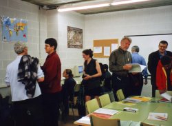 Els professors van visitar les aules dinformtica de lIES Castellet