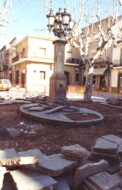 Seria convenient  una neteja de la font modernista que hi ha al mig de la pla�a, constru�da l'any 1920