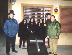Plors i m�siques de dol durant l'enterrament de la sardina.