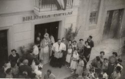 Inauguraci de la Biblioteca el 18 de juliol de 1950, amb la presncia del bisbe Perell; el director de Caixa de Manresa, Sr. Domnech; i el rector de la parrquia, Mn. Joan Orriols. Foto de Josep Marimon Costa. Collecci Local de la Biblioteca Salvador Vives Casajuana.