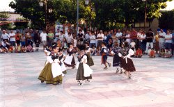 Tamb� l'Escola de Dansa de l'Esbart va voler participar en la cloenda del 50� aniversari de la biblioteca