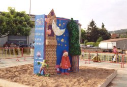 La falla commemorativa del 50 aniversari de la biblioteca, dissenyada per l'artista local Luciana Losada