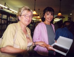 M. Carme Grauvilardell i Assumpta Haro, dues generacions de bibliotec�ries amb un mateix tarann� obert i amable.