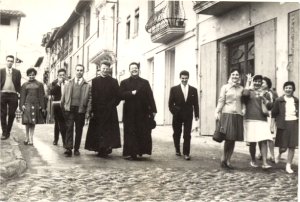 Mn. Salvador amb un grup de components de l'emissora parroquial Cope 40 Rdio Castellet, l'any 1961