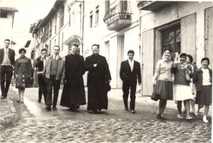 Mn. Salvador amb un grup de components de l'emissora parroquial Cope 40 R�dio Castellet, l'any 1961
