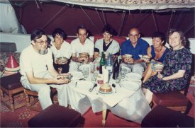 Mn. Salvador a l'interior d'una haima amb uns amics, durant un viatge al Marroc