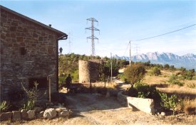 La barriada de Can Clot es veu obligada a conviure amb els cables d'alta tensi