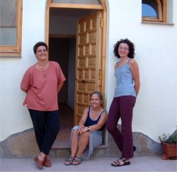 A l'esquerra, la llevadora ngels Flor; al mig i asseguda, la ginecolga Montserrat Cataln, i a la dreta, la tamb llevadora Neus Martnez. Sn a la porta de la casa de naixements