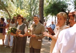 Elisa Arimany, acompanyada de l'alcalde de Sant Vicenç, Joan Montsech, i membres de l'Agrupació Sardanista
