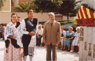 L'alcalde de Sant Vicen, Joan Montsech, acompanyat de la pubilla i de l'hereu davant del monument a l'Onze de Setembre