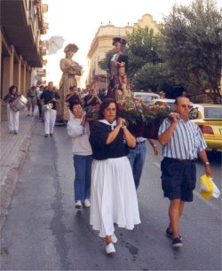 A les 9 del mat els romeus emprenien la marxa portant a les espatlles la imatge de la Mare de Du de Castellet