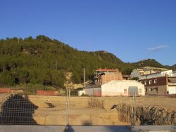 La primera promoci� d'habitatges ocupar� aquests terrenys que hi ha entre els carrers de Rafael Casanova, Crist�fol Colom, Enric Granados i Pirineu