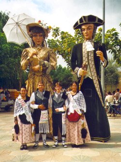 Els hereus i les pubilles del Millenari de Sant Vicen durant els actes festius de la Diada Nacional de Catalunya a la plaa de l'11 de Setembre a Sant Vicen de Castellet