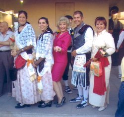 La pubilla, la dama i l'hereu, acompanyats de la representant de la comissi de festes de Sant Vicen, Rosa Auguets, amb la popular actriu de TV3 Consol Cirera (Mont Plans) al poble d'Aviny.