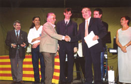 Isidre Flotats en el moment de rebre el guardó en presència de Isidre Costa, regidor d'esports santvicentí i Quim Casajuana, presentador de l'acte.