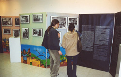 Exposici Els fills de Santa Marta, una favela de Rio a la sala de sessions de lAjuntament.