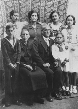 A la filera superior i d�esquerra a dreta, Gumersinda, Lorenza, Domitila i Juliana. A baix, tamb� d�esquerra a dreta, els pares, Ces�rea i Le�n, i el m�s petit en Lloren�.