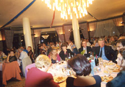 En la taula presidencial hi havia en Santi Nolla, Jos� Mari Bakero i fam�lia, M. Ant�nia Mil�, Josep Gomariz, Isidre Costa i Sra., i Albert S�nchiz