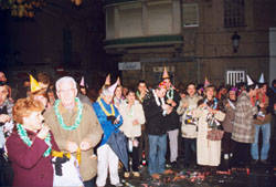 Un nombrs pblic es va aplegar a la plaa de l'Ajuntament per celebrar l'entrada de l'Any Nou