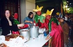 Membres de la nova Associaci� "Activa't" preparant la xocolata desfeta a la Pla�a de l'Ajuntament