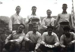 PREPARATS PER FER LA RECAPTA: d�esquerra a dreta; drets: Llu�s Guardia, N�stor Pozo, Josep Panad�s i Joan Gorgas; Ajupits: Josep Cabrelles, Pepito Santacreu, �ngel Masafret i Joan Rodr�guez
