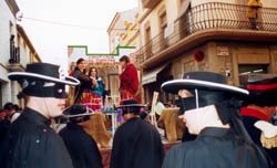 Membres de la Colla de Geganters vestits de "Zorros" amb la Cantina al fons