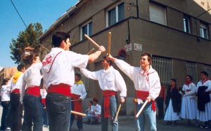 Alguns components de l'Associaci� Musical Castellet fent el Ball de Bastons al Passeig de Francesc Maci�