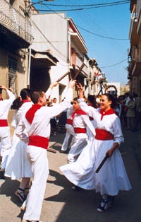 Els de l'Esbart Dansaire Santvicent� tamb� ballen al comp�s fent picar els bastons