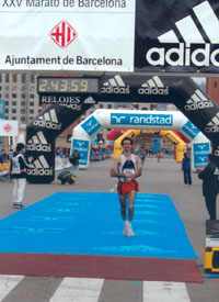El regidor d�esports de Sant Vicen�, Isidre Costa en el moment de travessar la l�nia de meta de la Marat� de Barcelona