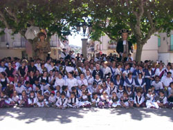 Foto de família de tots els participants al Ball de Gitanes d'aquest any 2002