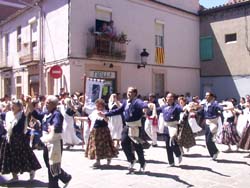 Un moment del Ball del Galop amb més de 180 balladors al mig de la Plaça de l'Ajuntament
