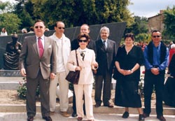 Autoritats i pblic en general no es van voler perdre la inauguraci d'un nou monument a Sant Vicen