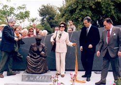 D'esquerra a dreta, l'alcalde de Sant Vicenç Joan Montsech, la presidenta de l'Agrupació Artística Engràcia Santiago, el senyor Joan Ballvé i el senyor Jaume Dalmau en el moment de la descoberta del Monument a la Mare