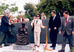 D'esquerra a dreta, l'alcalde de Sant Vicen Joan Montsech, la presidenta de l'Agrupaci Artstica Engrcia Santiago, el senyor Joan Ballv i el senyor Jaume Dalmau en el moment de la descoberta del Monument a la Mare