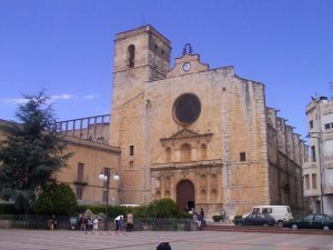 L'Esgl�sia de Sant Jaume a Riudoms data del segle XVIII i t� un campanar que fa 42 metres d'al�ada