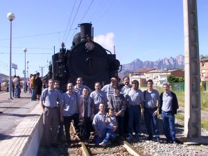 Alguns dels membres de la nova entitat santvicentina ASVICAF a davant de la locomotora "Monistrol"