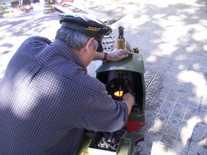 La locomotora de cinc polzades tamb funciona amb carb i aigua com les grans locomotores que tan sovint passaven per Sant Vicen i que aquell dia tothom va recordar vells temps