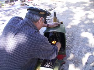 La locomotora de cinc polzades tamb� funciona amb carb� i aigua com les grans locomotores que tan sovint passaven per Sant Vicen� i que aquell dia tothom va recordar vells temps