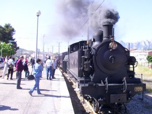 L�arribada de la locomotora �Monistrol� va causar una gran expectaci� i tothom qui va voler va poder pujar-hi