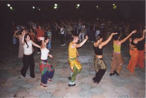 Un centenar de santvicentins van aprendre per uns instants a ballar danses t�piques d'�frica